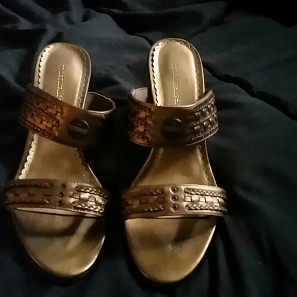 Gold heels - Picture 1 of 3